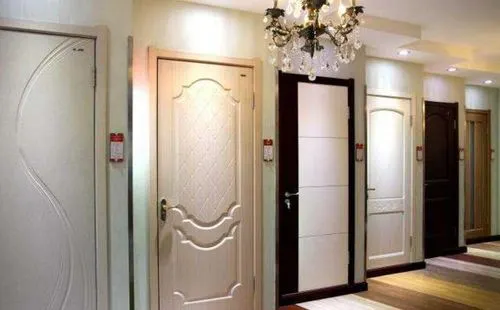 10 Creative Ways to Decorate Your Wood Doors for the Holidays